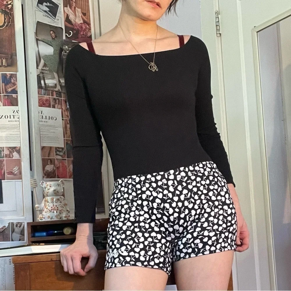 ASICS Medium Athletic Shorts 4” Inseam in 🍒 Print 🍒 - Picture 2 of 8